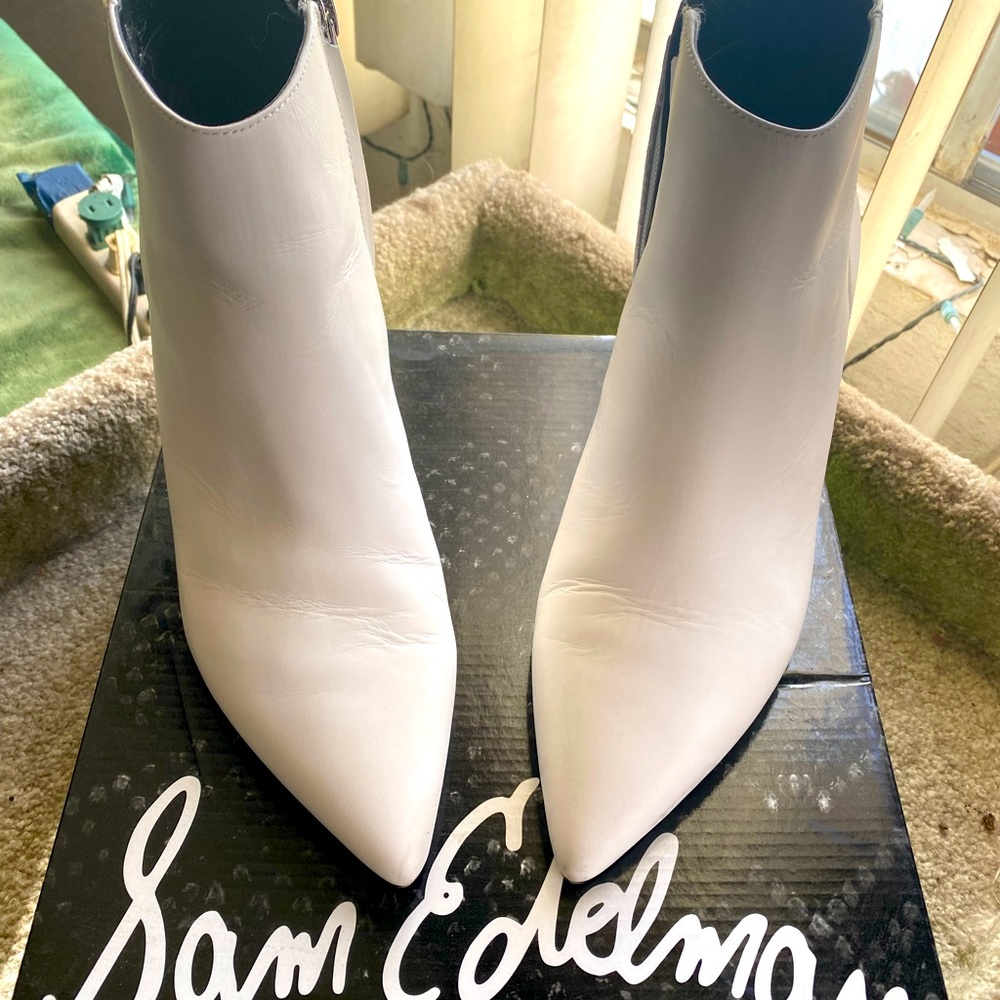 Sam Edelman Kinzey white leather ankle bootie 2 1/2” kitty heel